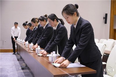 聚焦｜她們可不簡單！微笑、問好、端茶續水，都是這樣苦練出來的——揭秘專業會務服務的幕后訓練
